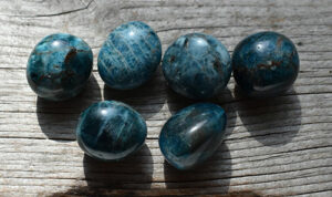 Pendentif Pierre Roulée Apatite Bleue – Expression et Clarté Intérieure