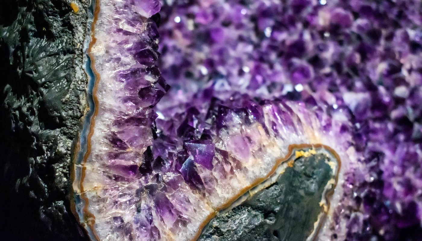 Texture améthyste violet profond macro