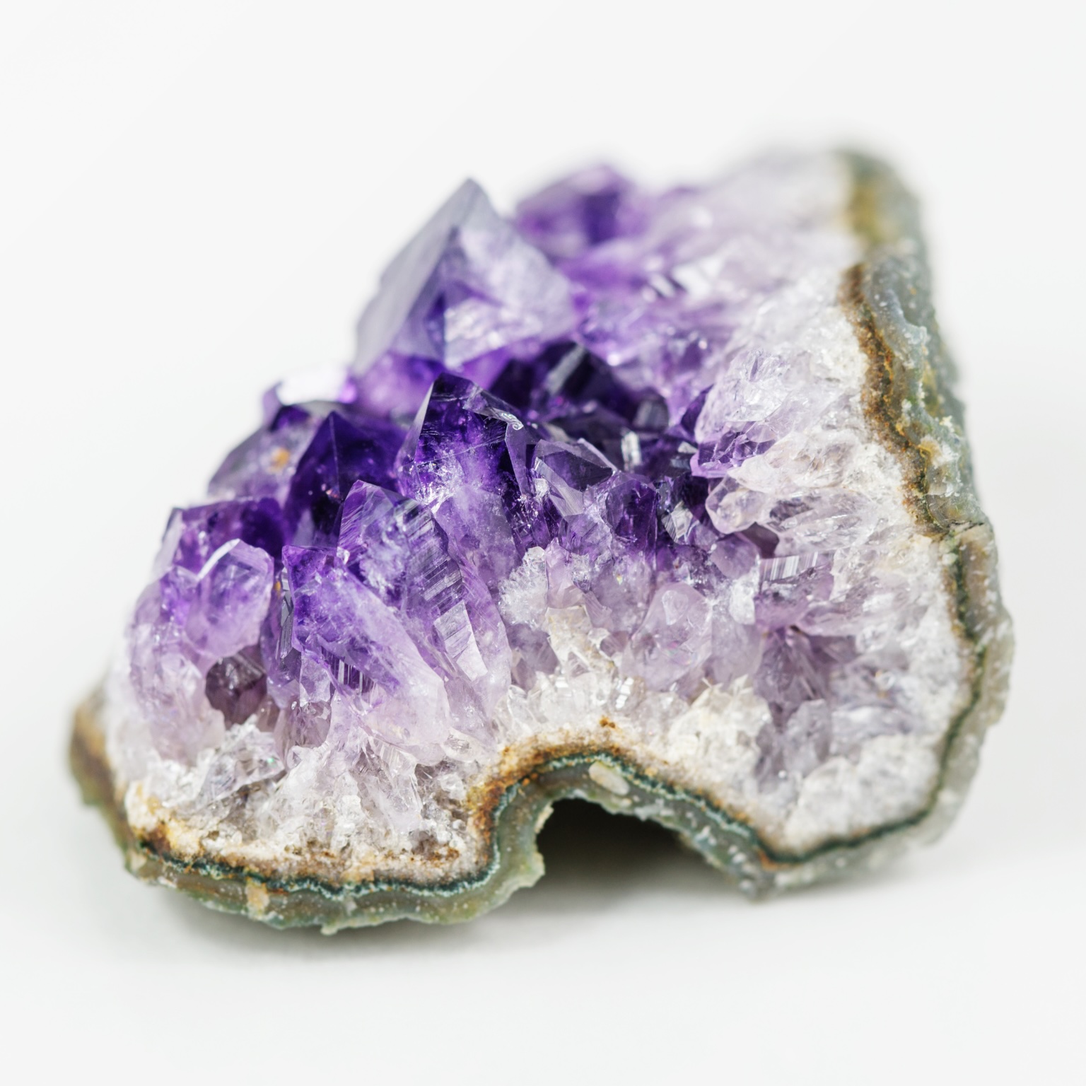 Druse améthyste brute cristaux violets