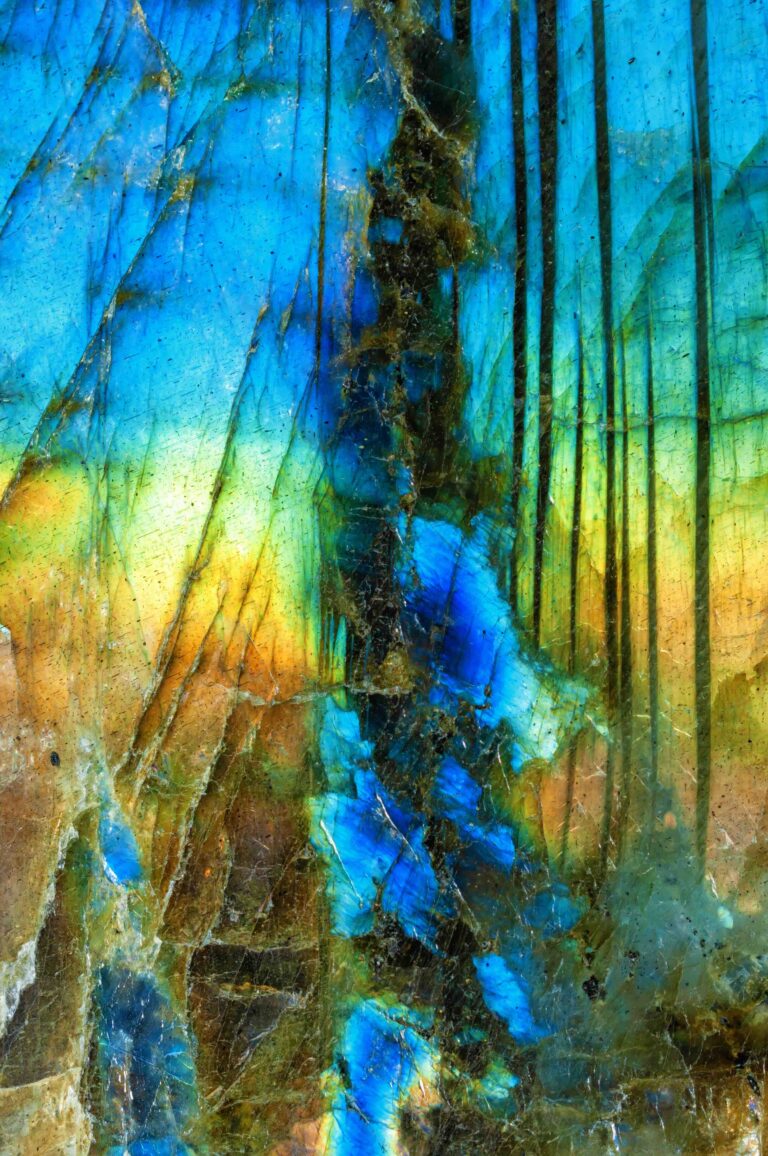 Lire la suite à propos de l’article La Labradorite : Le Bouclier Énergétique Indispensable en Lithothérapie