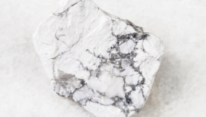 Lire la suite à propos de l’article Pierre Howlite : Vertus, Propriétés et Guide Complet en Lithothérapie