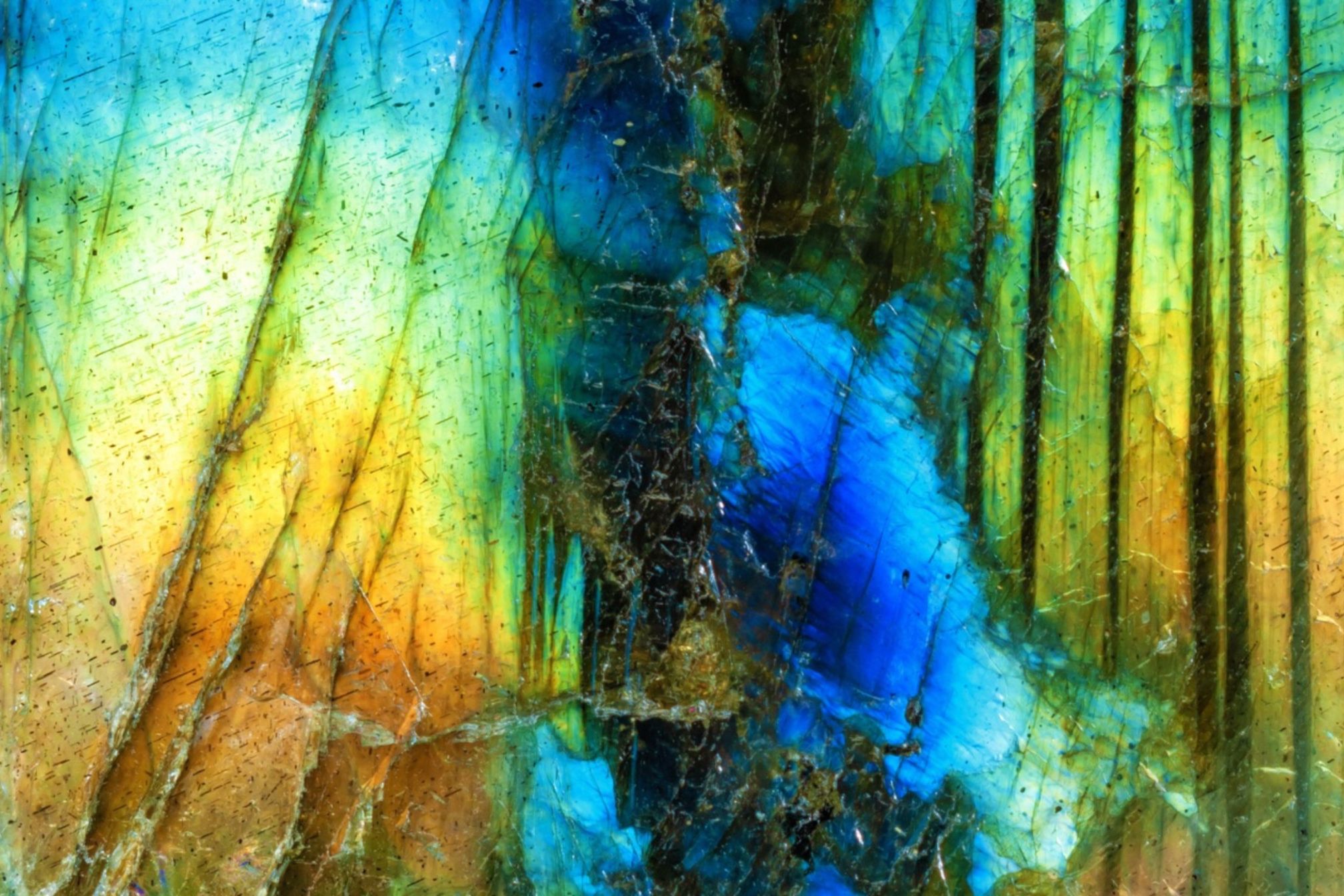 Lire la suite à propos de l’article Labradorite : Le Bouclier Énergétique Indispensable en Lithothérapie