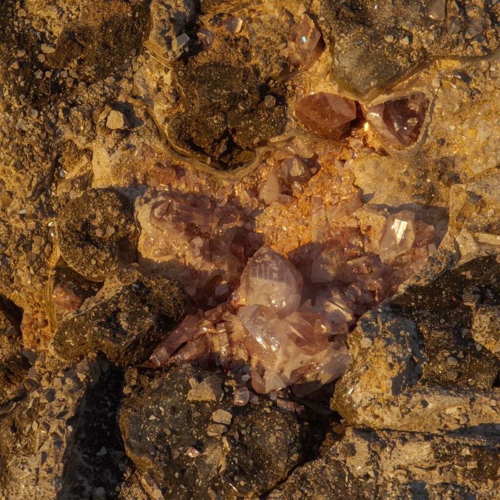 Kunzite : la tendresse qui protège le cœur 2 KUNZITE GEOLOGIE