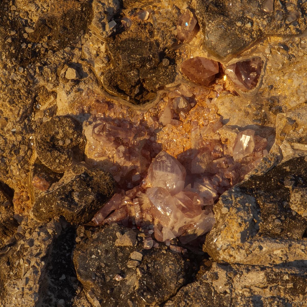 Formation géologique kunzite dans roche mère