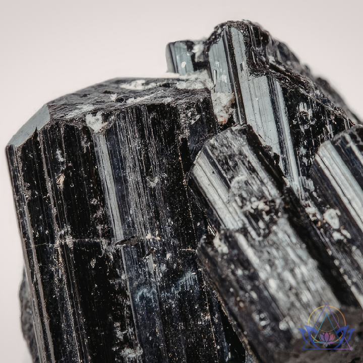 Détail pierre Tourmaline Noire brute