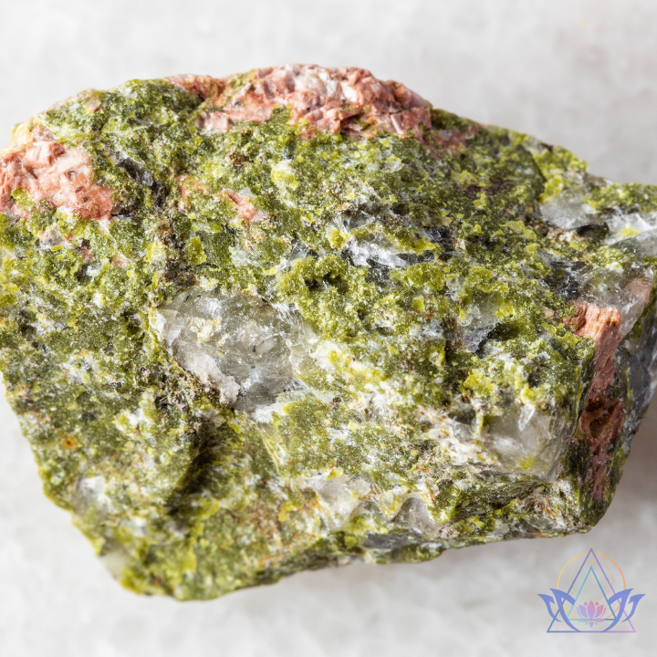 Détail d'une pierre d'unakite brute montrant ses couleurs vertes et roses