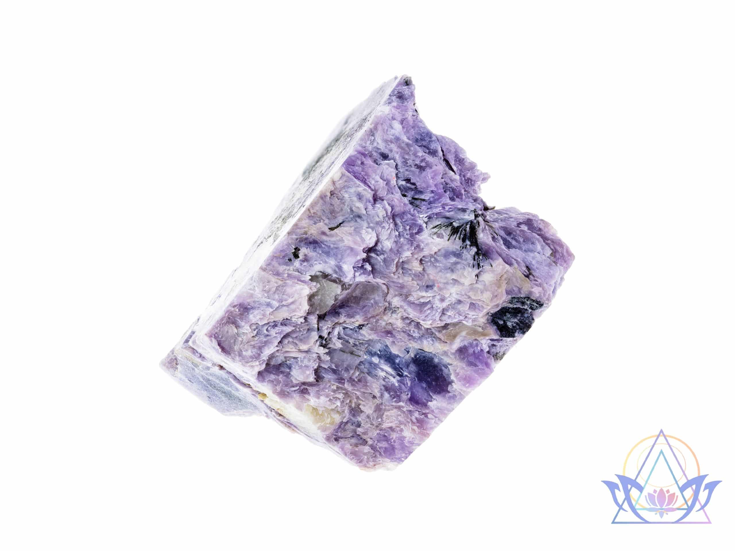 Morceau brut de charoïte avec ses reflets violets et lilas.