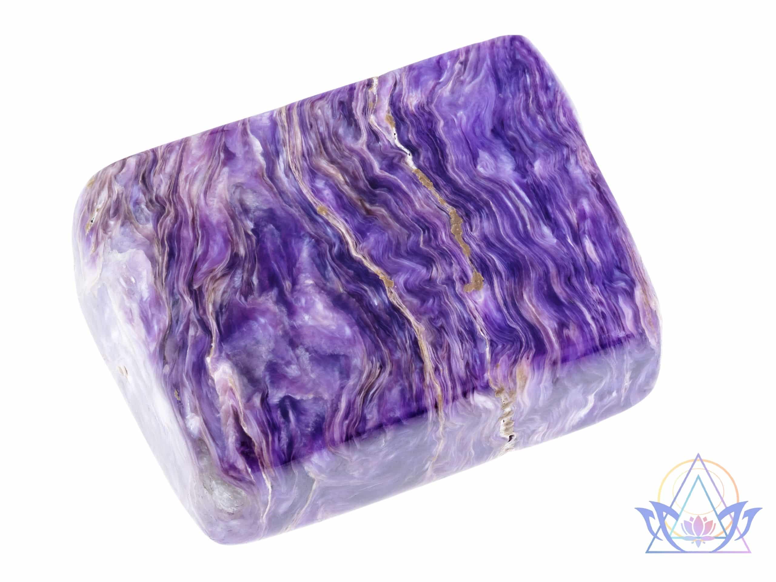 Bloc rectangulaire poli de charoïte dévoilant ses motifs tourbillonnants.