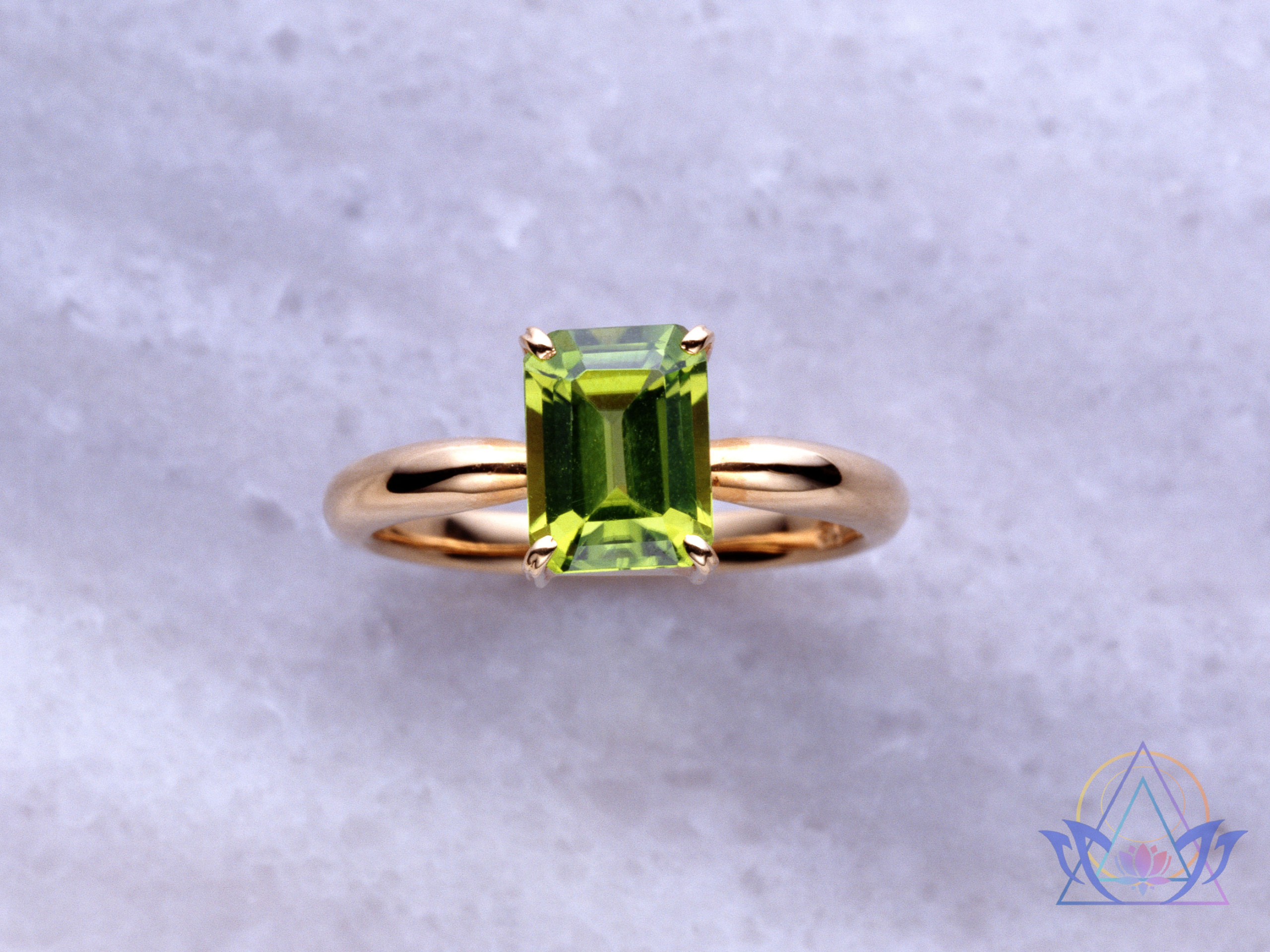 Bague en or rose ornée d’un péridot vert taillé en rectangle