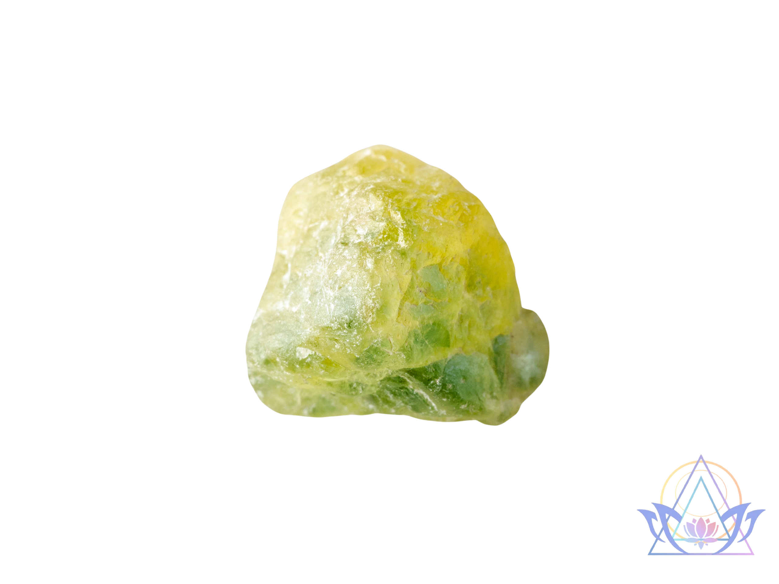 Pierre brute de péridot jaune-vert isolée sur fond blanc